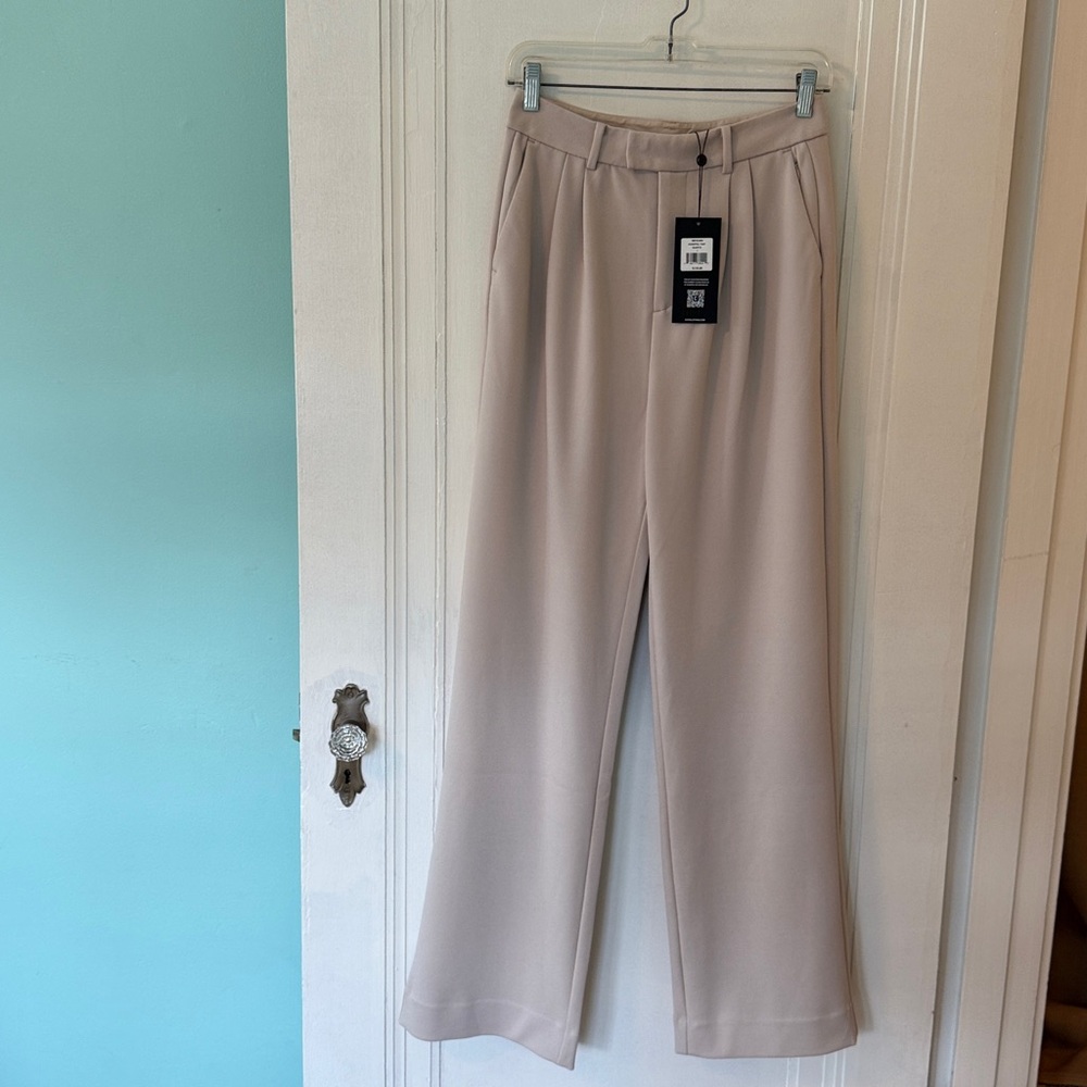 Cuts NWT women’s pleated beige trousers